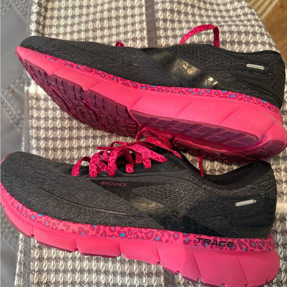 Brooks Women's Black and Pink Athletic Shoes